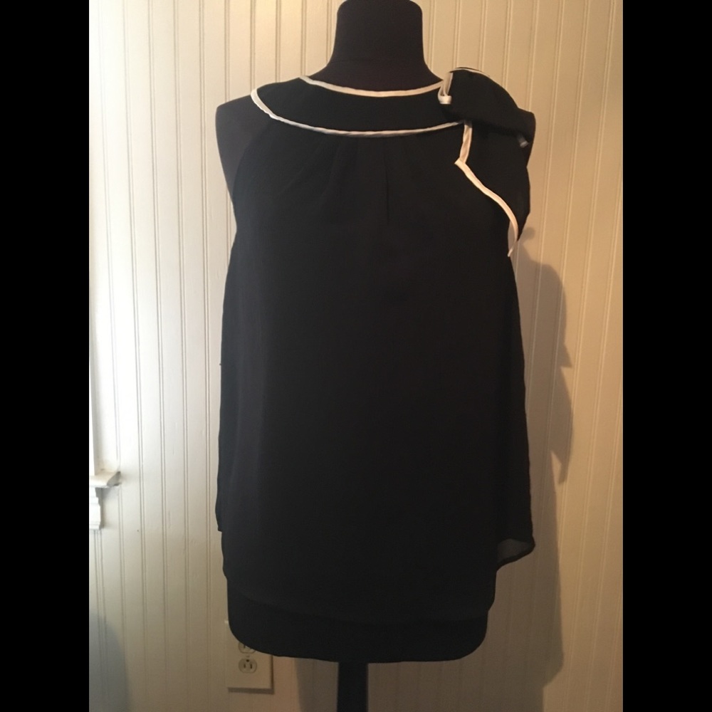 Sleeveless blouse with shoulder bow